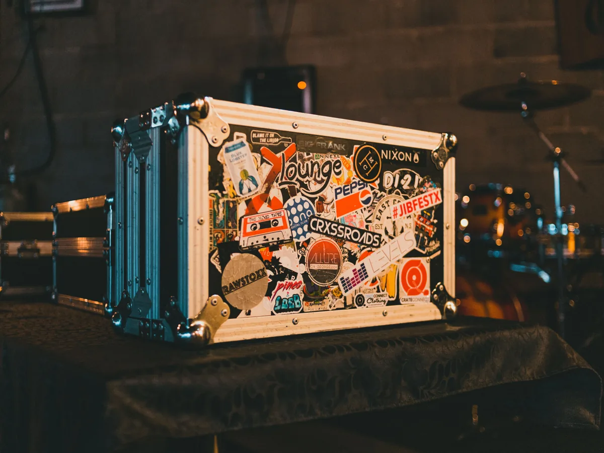 Blick in das 140 Quadratmeter große Lager mit Flightcases, PA-Boxen und Traversen