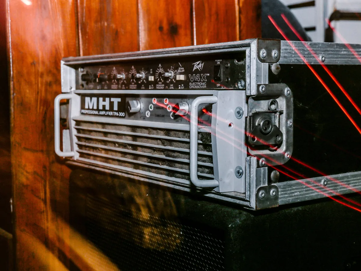 Detailaufnahme der Werkstatt mit gewarteten Endstufen und beschrifteten Flightcases