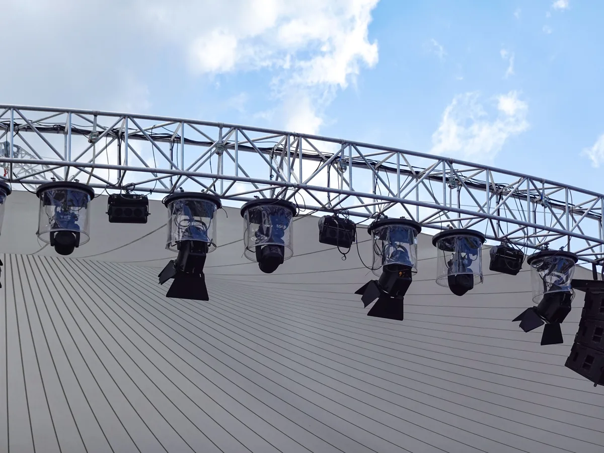 Aufbau aus Aluminium-Traversen mit Ground-Support und Rigging-Material
