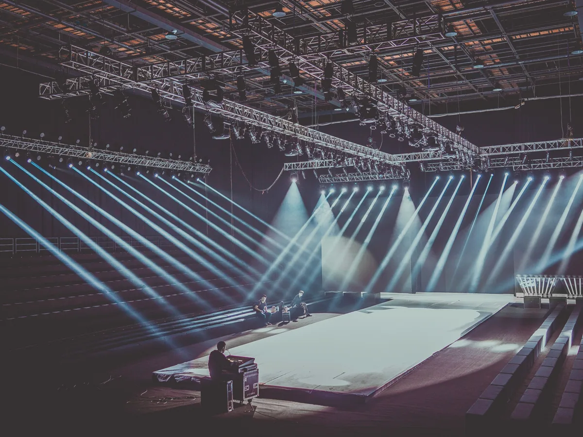 Technik-Crew beim Aufbau vor Ort, umgeben von Flightcases und Equipment