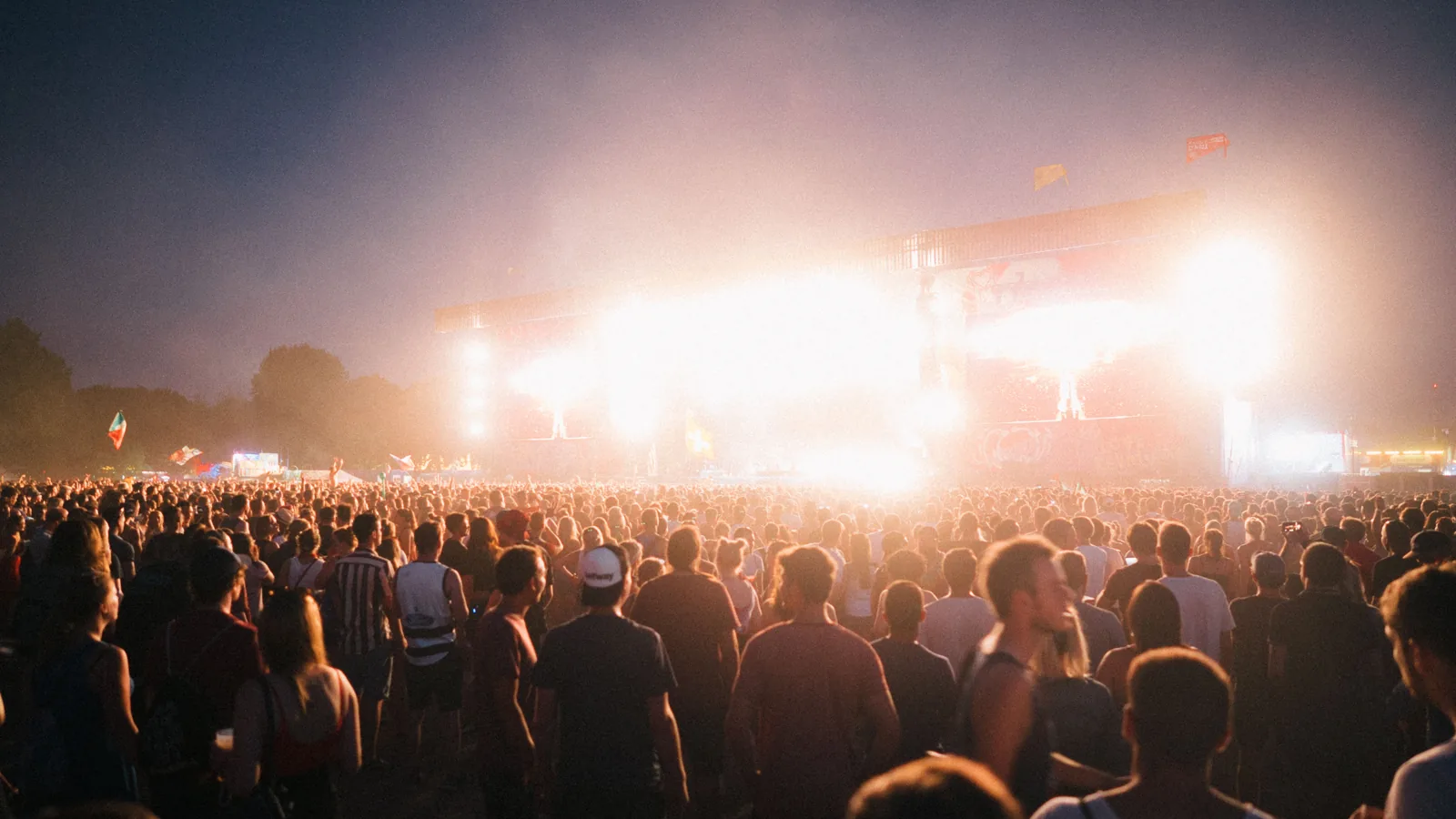 Open-Air-Bühne bei Dämmerung mit PA-Türmen und Moving Lights